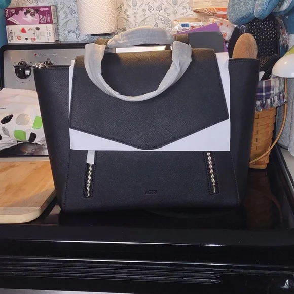 Agiki purse Agiki Classic Black: Organized Leather Convertible Work Bag  main image 4